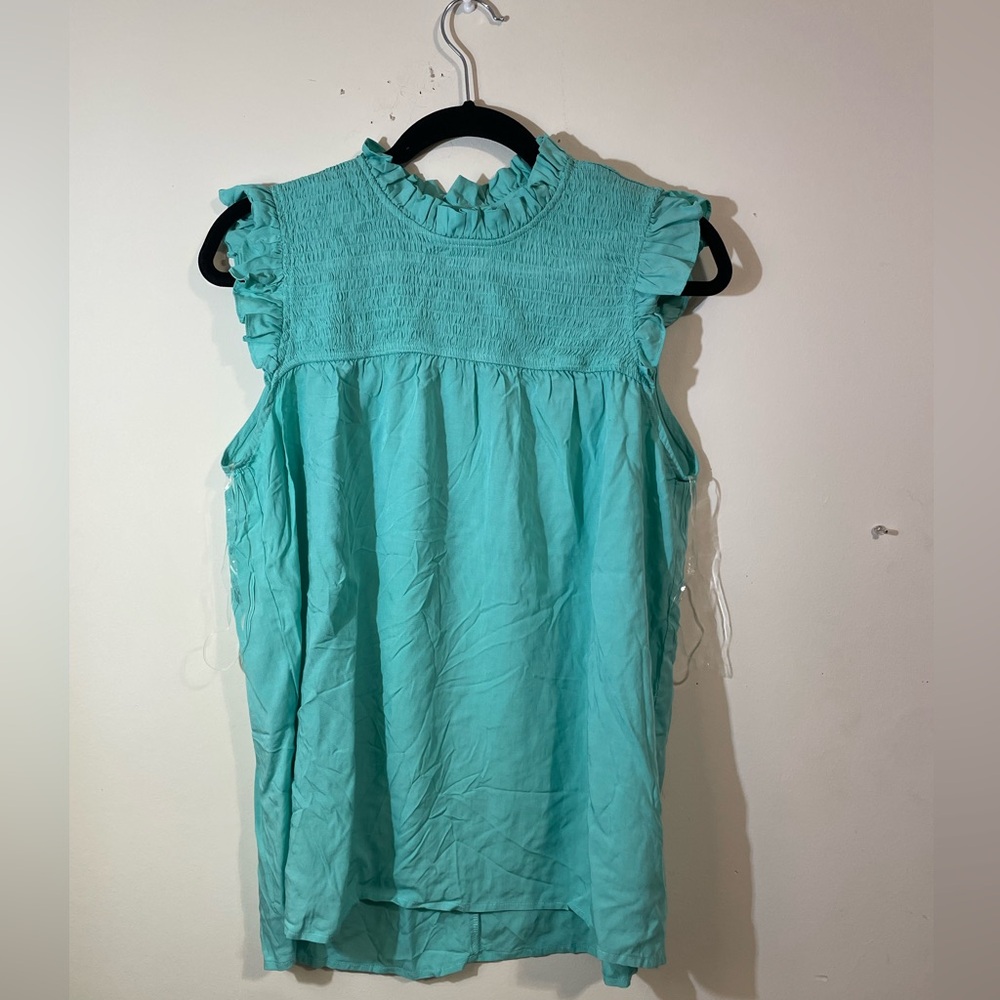 Staccato top Women’s Medium soft Green Crepe Blouse W/Lace Flutter Sleeve Caps